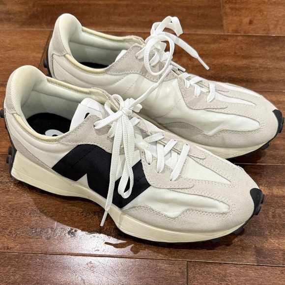 New Balance 327 9.5 - Picture 2 of 6
